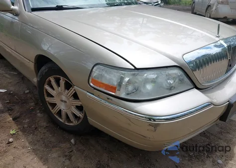 2010 Lincoln Town Car Signature Limited z USA, uszkodzony, nr VIN 2LNBL8CV5AX613980